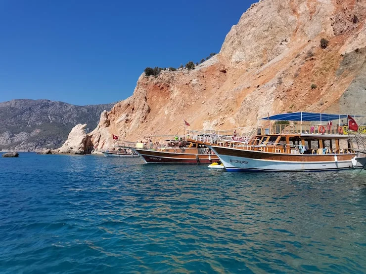 Dhow cruise sailing through fjords during Khasab Musandam tour from Dubai