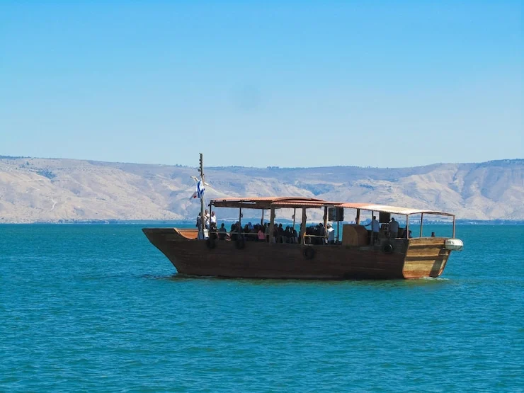 Khasab Musandam tour from Dubai featuring traditional dhow cruise along Oman’s scenic Arabian coastline